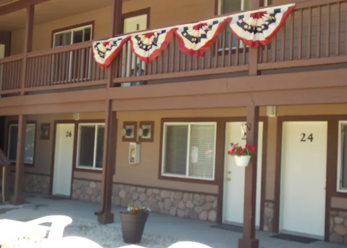 Vintage Lakeside Inn